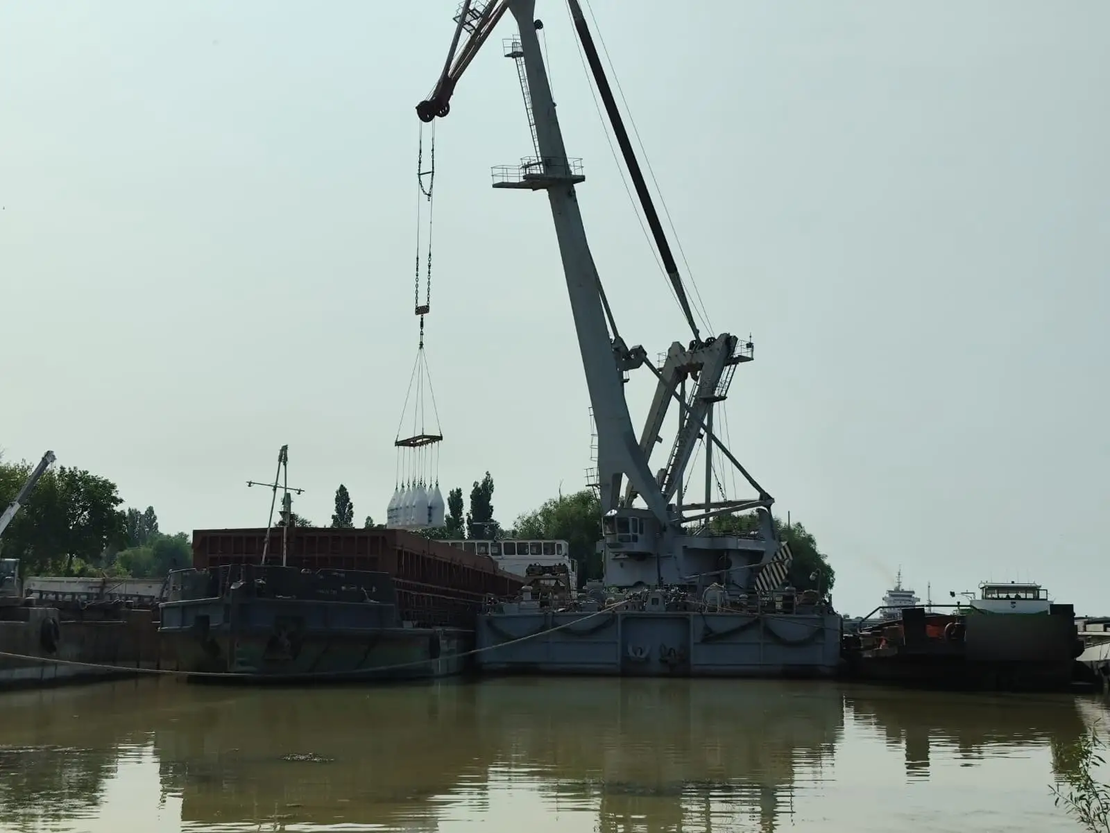 Bagging at the New Energy quay on the Danube
