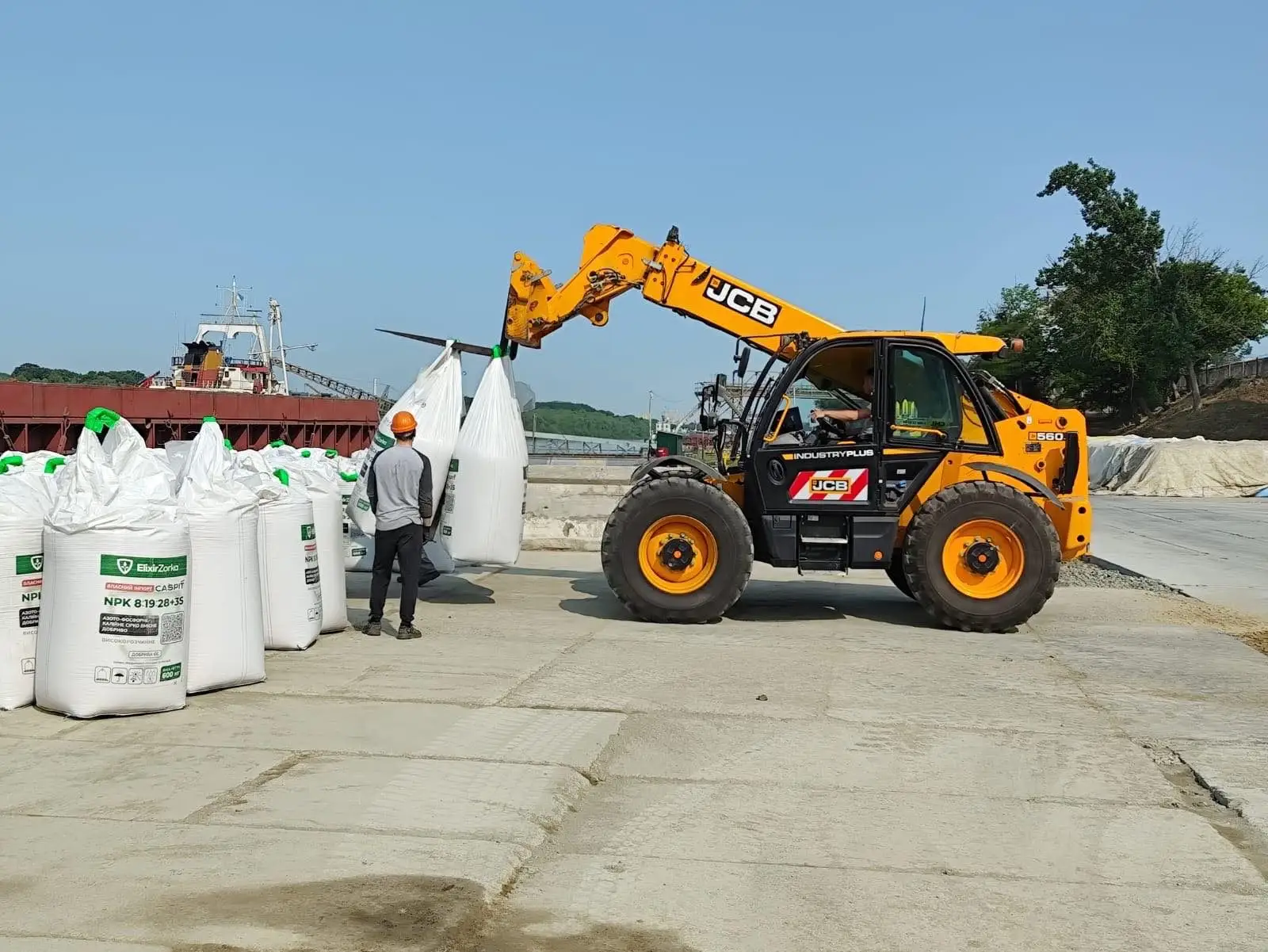 Telehandler moving big-bagged fertilizer at the New Energy terminal